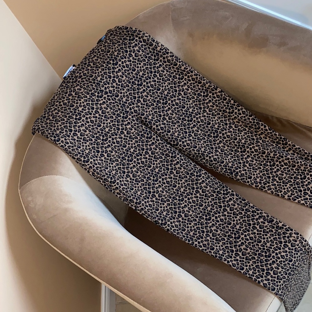 BRAND NEW. EXPRESS Cheetah Leggings with a fitted but perfect stretch.